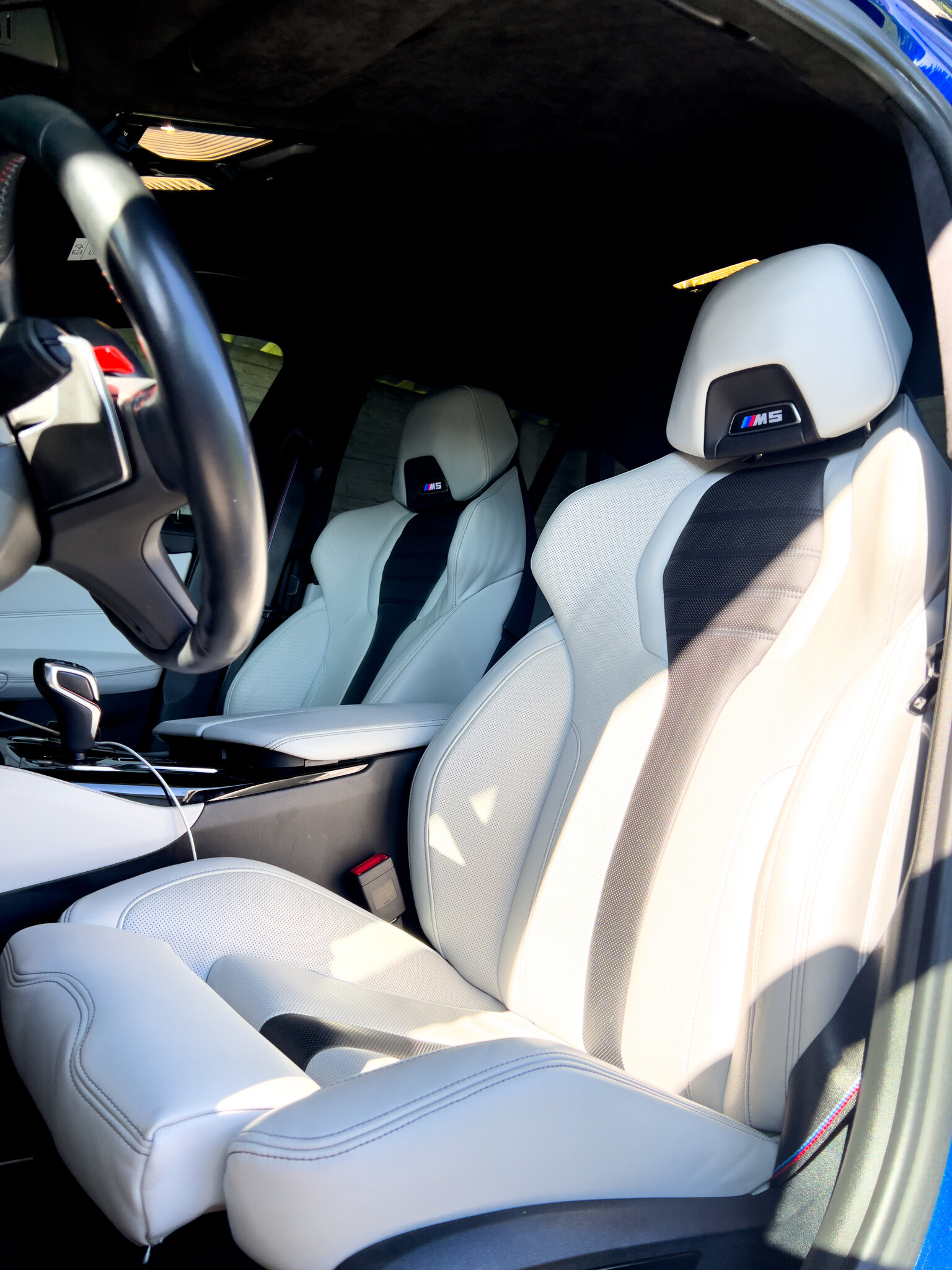 Czyste wnętrze BMW po detailingu
